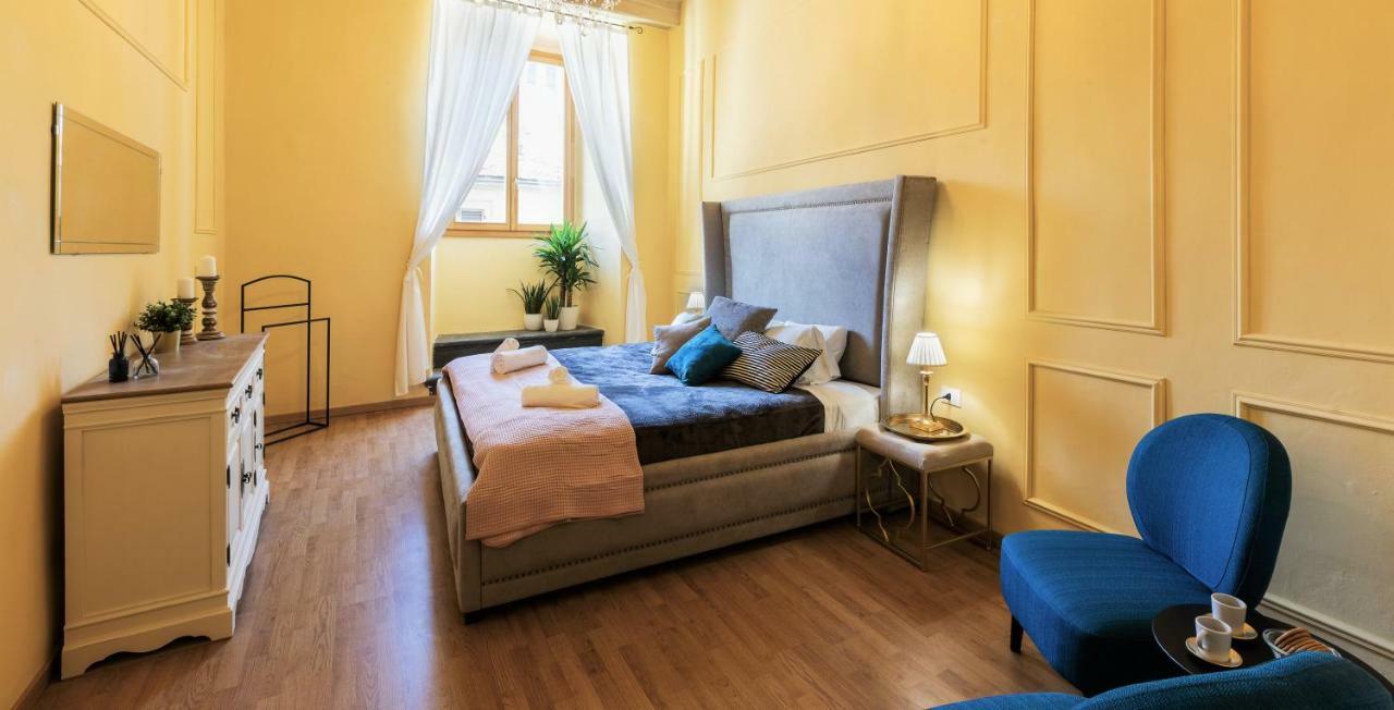 Historic Center Palace - Huge 4 Bedrooms Santa Croce Apartment - By LikehomeФлоренція Екстер'єр фото