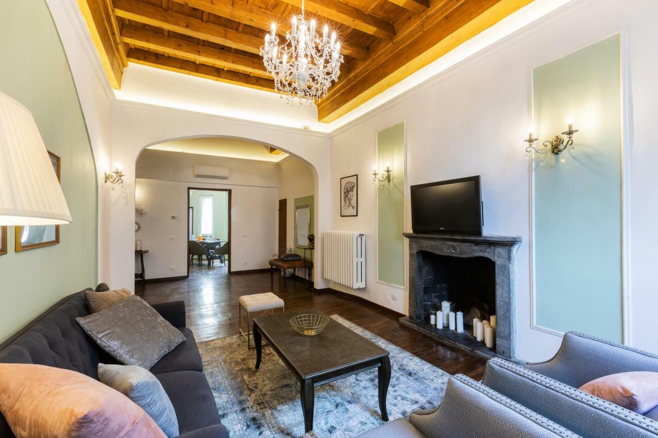 Historic Center Palace - Huge 4 Bedrooms Santa Croce Apartment - By LikehomeФлоренція Екстер'єр фото