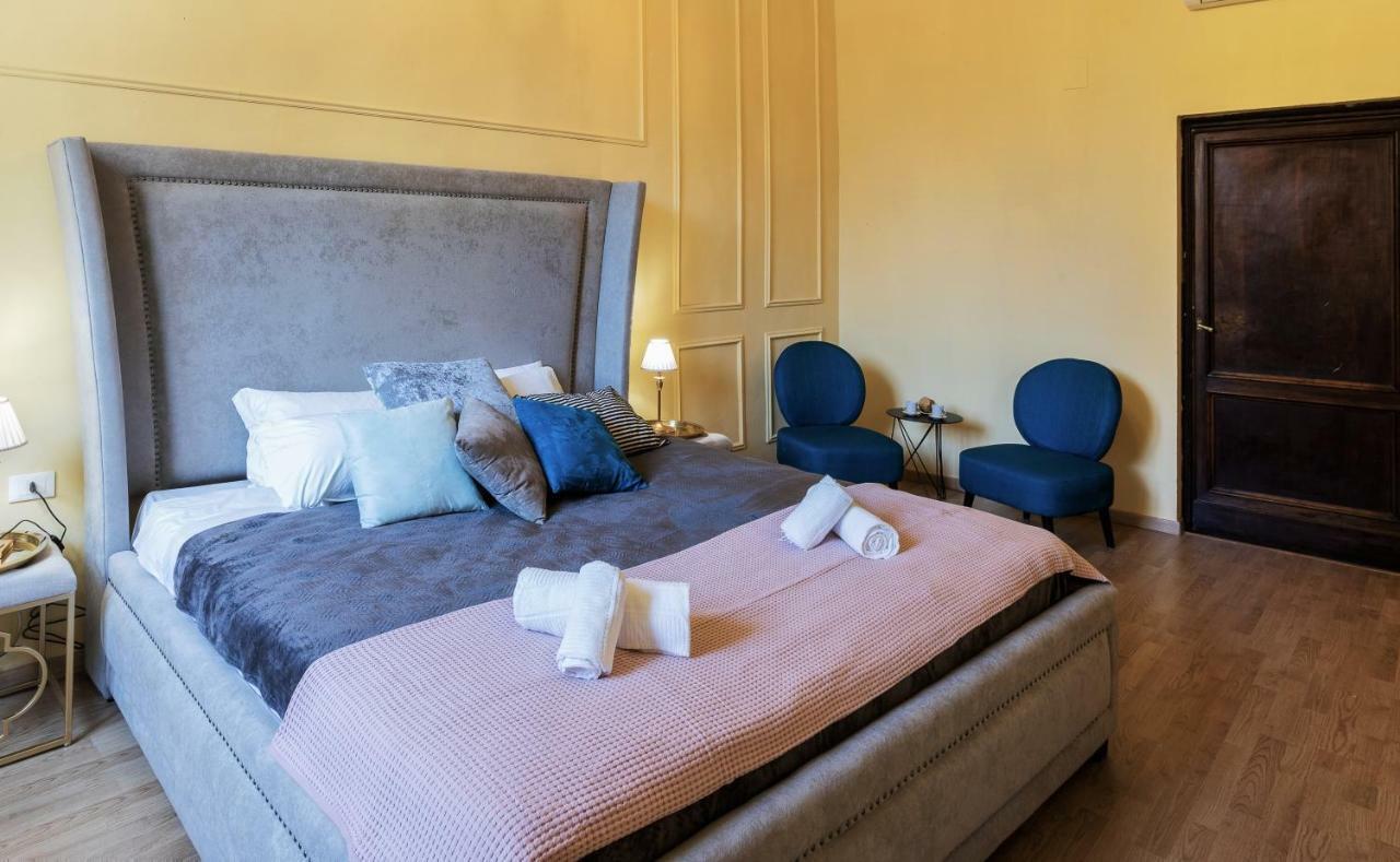 Historic Center Palace - Huge 4 Bedrooms Santa Croce Apartment - By LikehomeФлоренція Екстер'єр фото