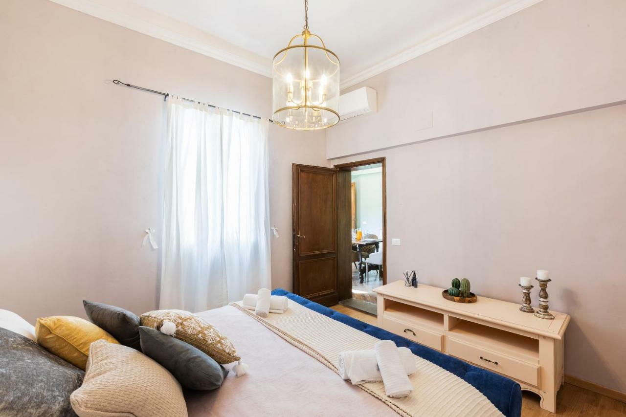 Historic Center Palace - Huge 4 Bedrooms Santa Croce Apartment - By LikehomeФлоренція Екстер'єр фото