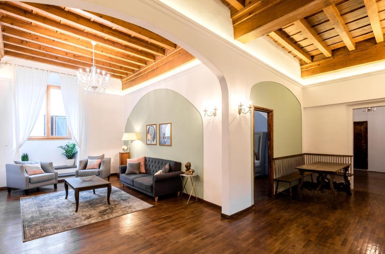 Historic Center Palace - Huge 4 Bedrooms Santa Croce Apartment - By LikehomeФлоренція Екстер'єр фото