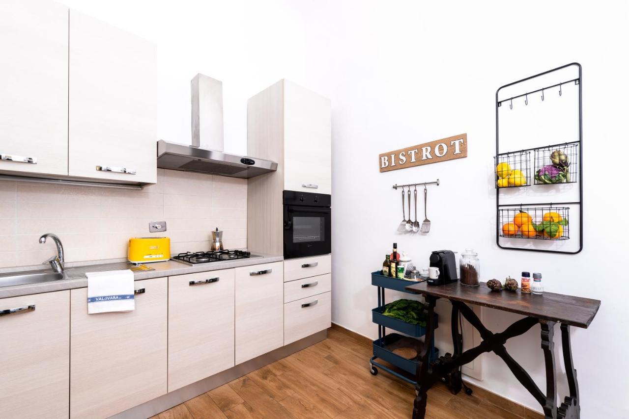 Historic Center Palace - Huge 4 Bedrooms Santa Croce Apartment - By LikehomeФлоренція Екстер'єр фото